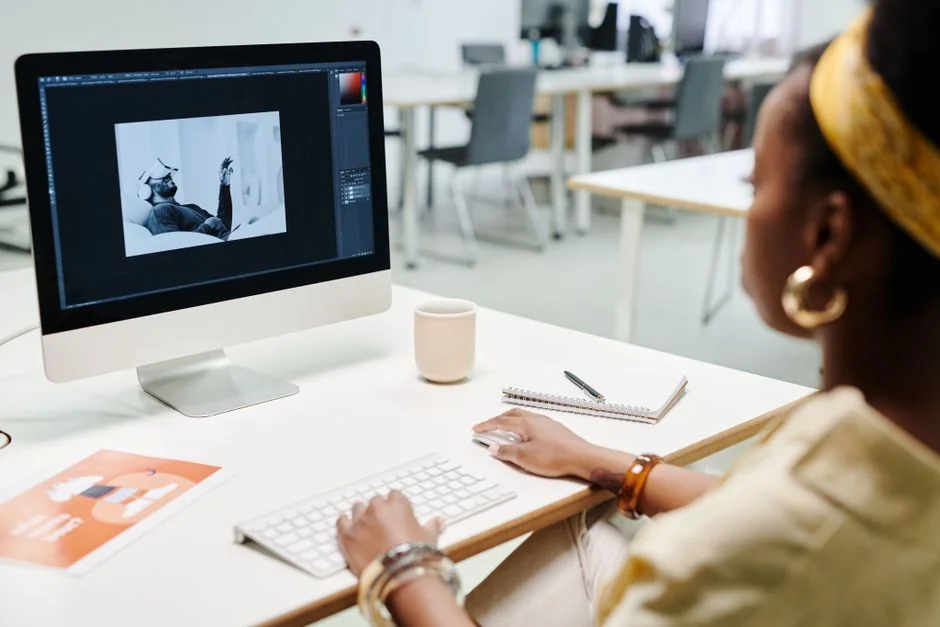 services-01 Une personne utilise un ordinateur portable pour parcourir des sites de photos d’archives. Un travail en freelance dans un cadre chaleureux.